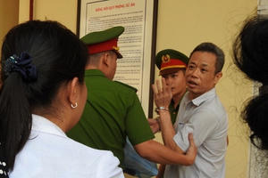 Câu hỏi day dứt vụ cựu Bí thư Bến Cát kêu oan: 'Bố học dốt chưa được về hả mẹ?'