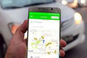Grab lên tiếng khi Bộ GTVT "tuýt còi" taxi tỉnh cài Grab chạy ở Hà Nội