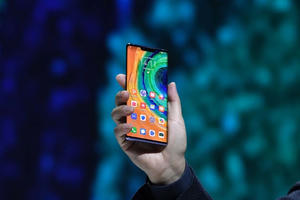 Công ty Trung Quốc sa thải nhân viên sử dụng iPhone, trợ giá 15% nếu mua điện thoại Huawei