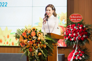 Hoa hậu Áo dài Hoàng Dung học tiến sĩ