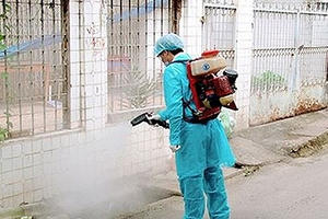 Công an vào cuộc vụ hai người lạ mặt giả phun thuốc muỗi rồi “đánh” thuốc mê lấy tiền