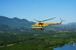 Theo cánh trực thăng bay huấn luyện kéo Cờ Tổ quốc hướng về Ngày hội non sông