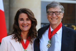 Là tỷ phú hàng đầu thế giới nhưng Bill Gates vẫn ‘sợ vợ’ một phép, bận rộn mấy cũng đưa đón con đi học và rửa bát mỗi tối để vợ đỡ vất vả