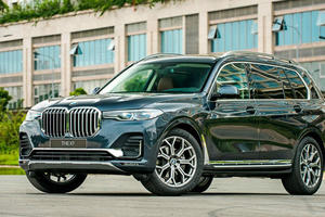 Xe sang giảm giá hàng tỷ đồng 