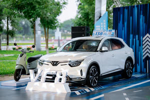 Chủ xe VF 8: 'Giá lăn bánh chỉ 1 tỷ đồng, để có trải nghiệm tương đương xe xăng 5 tỷ đồng'