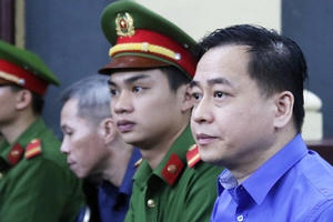 Vũ "nhôm" mang tính mạng vợ và 6 người con ra để "mong tòa xem xét"