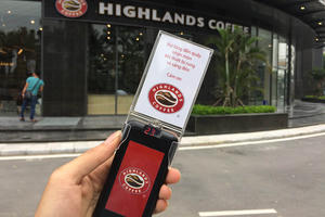 Mô hình tự phục vụ tại Starbucks, Highlands Coffee: Giảm tải chi phí nhân sự có giảm trách nhiệm chăm sóc khách hàng?