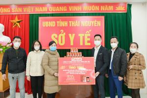 Trao tặng hàng trăm hộp Viên thảo mộc Thiên Việt An cho một số đơn vị trên địa bàn tỉnh Thái Nguyên 