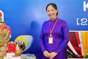 Nghệ nhân Hà Thị Vinh - Phó Chủ tịch Hiệp hội làng nghề Việt Nam; Chủ tịch HĐQT Công ty TNHH Gốm sứ Quang Vinh: Người “thổi hồn” và “giữ lửa”  làng nghề gốm sứ Bát Tràng