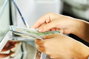 TPHCM: Mua bán USD tại các cửa hàng vàng vẫn tấp nập, công khai