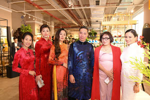 Áo dài lễ hội Đỗ Trịnh Hoài Nam bừng sáng giữa trời đông lạnh giá