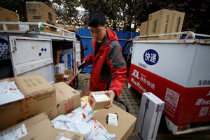 Cán cân thương mại điện tử Trung Quốc đổi chiều: Alibaba hụt hơi, JD.com và Pinduoduo phát triển mạnh