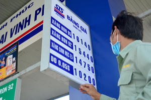 Giá xăng tăng gần 1.000 đồng/lít vào ngày mai?