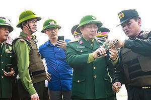 Thấy khẩu súng 7 viên đạn và lựu đạn rút chốt quanh xe ôtô các đối tượng cố thủ