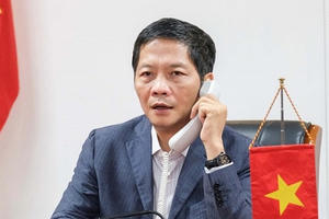 Bộ trưởng Trần Tuấn Anh điện đàm với Bộ trưởng Thương mại Trung Quốc xử lý hàng hóa ùn tắc tại cửa khẩu