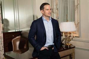 Hồ sơ tỷ phú: Hành trình trở thành tỷ phú công nghệ được Forbes hết lời ca ngợi và cuộc sống sa đoạ với “hậu cung” 5.000 mĩ nữ của  Michael Goguen