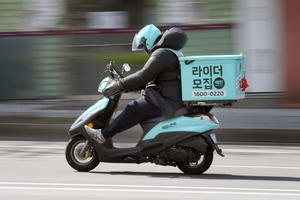 Dân ngại mua xe máy điện, Hàn Quốc thí điểm cải tạo xe xăng cũ bằng cách thay thế động cơ đốt trong bằng động cơ điện và pin