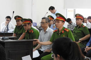 Ngày thứ 5 xét xử cựu Bí thư Bến Cát: Dấu hiệu gian dối khi định giá lấy chứng cứ buộc tội