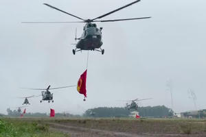 Cận cảnh 10 chiếc trực thăng kéo cờ Đảng, cờ Tổ quốc tung bay trên Quảng trường Ba Đình