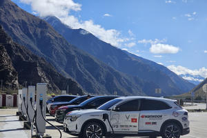 Nhiều người dân Trung Quốc bất ngờ với sự xuất hiện của đoàn VinFast xe điện Việt Nam chinh phục Tây Tạng