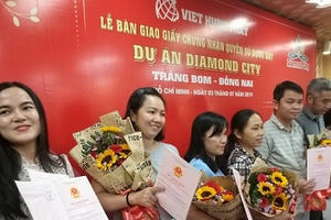 Việt Hưng Phát trao hàng trăm sổ hồng Dự án Diamond City