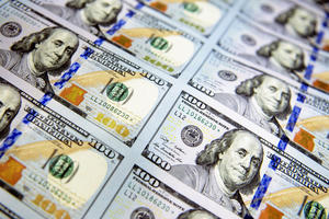 Bloomberg: Từ 'hầm trú ẩn an toàn', đồng USD trở thành khoản đặt cược không thể thiếu với nhà đầu tư