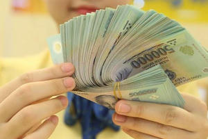 Hoàn thiện chính sách tiền lương mới, thực hiện tăng lương để khắc phục tình trạng CCVC thôi việc, nghỉ việc