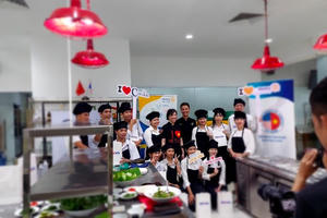 Vua đầu bếp Mỹ Christine Hà truyền cảm hứng cho học viên của Cocoon tại Đà Nẵng