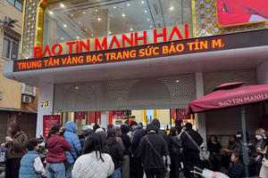 Người dân dậy sớm xếp hàng rước lộc Vàng 0,1 chỉ ngày đầu năm