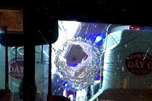 Dã man: Chở cả ba lô đá ném xe ô tô