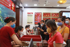 Người đi bán vàng chưa được trả tiền ngay, phải cầm giấy biên nhận chờ 9 ngày mới thanh toán