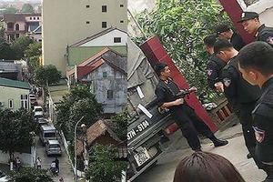 Cận cảnh cả trăm chiến sĩ công an mang súng khám xét, thu giữ 6 tạ ma túy