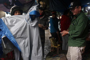 Những người cuối cùng mưu sinh bằng nghề vá áo mưa