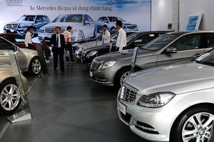 Tranh khách xe cỏ, Mercedes, BMW, Camry đời cũ xuống giá 300 triệu đồng