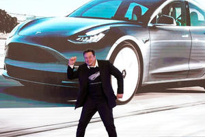 Giá cổ phiếu tăng cao, hãng xe điện Tesla chạm mốc giá trị vốn hoá 1.000 tỷ USD