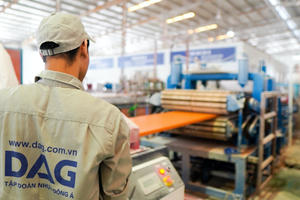 HOSE đưa cổ phiếu DAG của Nhựa Đông Á vào diện cảnh báo