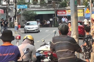 Khám ngôi nhà nghi có liên quan vụ nổ tại Cục Thuế Bình Dương