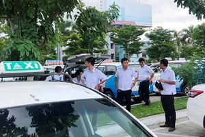 Đà Nẵng: Nhiều tài xế ngưng đón khách để phản đối xe dù và Grab