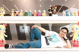 Trở thành tỷ phú USD ở tuổi 33 nhờ bán hộp đồ chơi bí mật