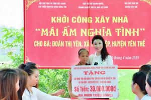 Hoa hậu doanh nhân thành đạt Vũ Thúy Nga xây nhà tình nghĩa tại Bắc Giang
