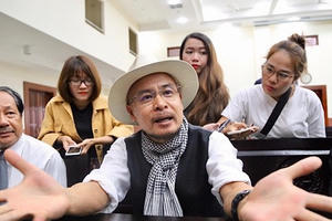 Ông Đặng Lê Nguyên Vũ ngồi lặng cả phút sau khi tòa tuyên án