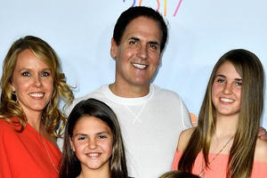 Tỷ phú Mark Cuban dạy con: "Bố không phải cây ATM di động, hãy học cách lao động để kiếm tiền"