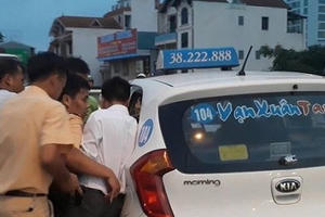 Hà Nội: Đi xe máy kẹp 3, đâm trúng CSGT rồi bỏ chạy