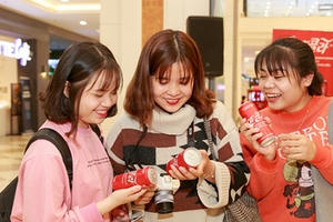 Coca - Cola Việt Nam ra phiên bản lon đặc biệt với logo song ngữ cùng thông điệp kết nối hòa bình