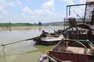 Vụ “cát tặc” ở Kon Tum: Chính quyền thờ ơ khiến lòng sông bị đục khoét?