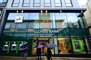 Ngân hàng Việt tiếp tục mạnh tay thưởng Tết cho nhân viên năm nay, còn các ngân hàng lớn trên thế giới thì sao?