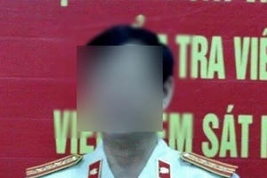 Ông Nguyễn Hữu Linh nhận quyết định khởi tố tại công an quận 4