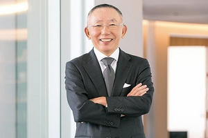 Người giàu nhất Nhật Bản ‘khuấy đảo’ thời trang Việt Nam