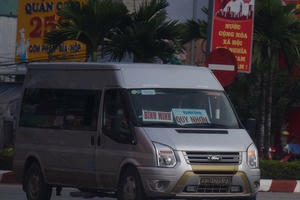 Kon Tum: Xe khách “gắn mác” thư báo ngang nhiên lộng hành