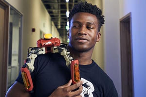 CEO 27 tuổi tạo ra robot chơi game đầu tiên trên thế giới, được Apple và Amazon mời hợp tác độc quyền